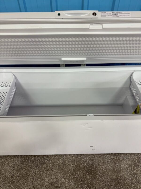 Frigidaire 83 Inch Chest Freezer with 24.8 Cu. Ft. Capacity - Image 3