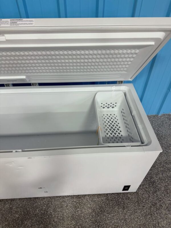 Frigidaire 83 Inch Chest Freezer with 24.8 Cu. Ft. Capacity - Image 4