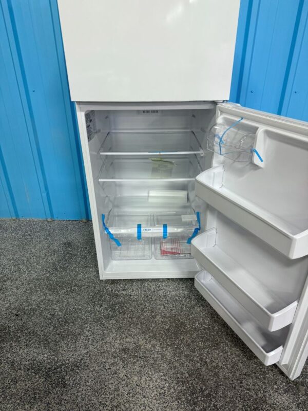 Frigidaire 28 Inch Top Freezer Refrigerator with 17.6 Cu. Ft. Total Capacity - Image 3